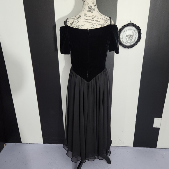 Vintage Gothic Black Velvet Midi Dress - Picture 4 of 6